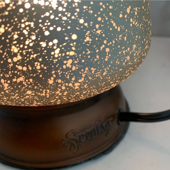 SCENTSY Cream Tulip Lamp Shade Warmer EUC - Picture 6 of 8